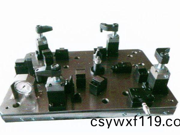 齒輪(lun)室罩蓋液(ye)壓裌具(ju)